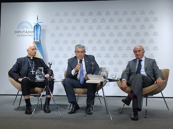 Presentaron el libro "Larrabure, voces para el reencuentro" en el Congreso de la Nación