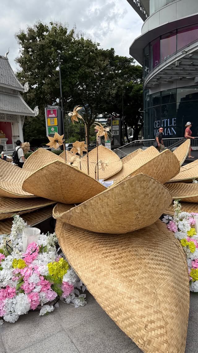 La modelo se encontró con una exposición de mimbre en medio de la vía pública (Instagram)
