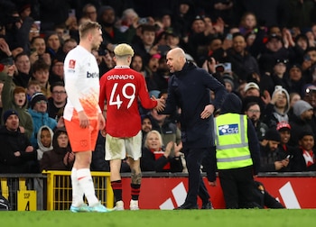 Erik ten Hag felicita a Alejandro Garnacho luego de la victoria del Manchester United en la FA Cup. Foto: REUTERS/Carl Recine