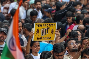 Archivo - MUMBAI (India), 26/07/2026.- Un manifestante sostiene una pancarta mientras simpatizantes del movimiento político satírico liderado por jóvenes Cockroach Janta Party (CJP) celebran la renuncia del Ministro de Educación de la Unión, Dharmendra Pradhan. EFE/EPA/DIVYAKANT SOLANKI