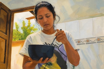 Pintura de una mujer con camiseta blanca que sostiene un tazón azul con una cuchara junto a una puerta abierta.