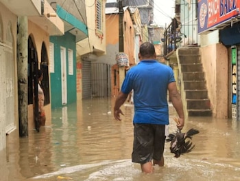 Las lluvias intensas provocan inundaciones urbanas y daños materiales en sectores como Los Alcarrizos, Mariguayabo y Los Girasoles, según el COE. (Foto cortesía Diario Libre)