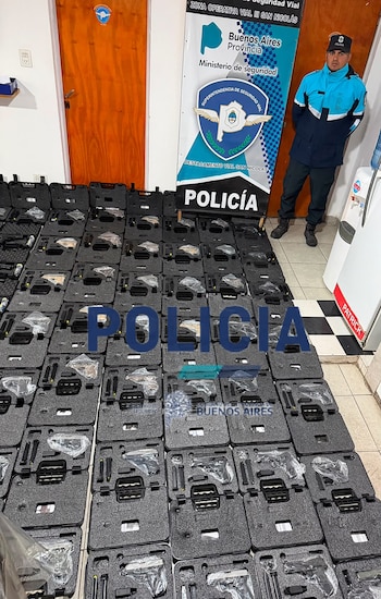 Secuestraron un arsenal de 131 armas en un control sobre la Ruta 9 un hombre quedó detenido