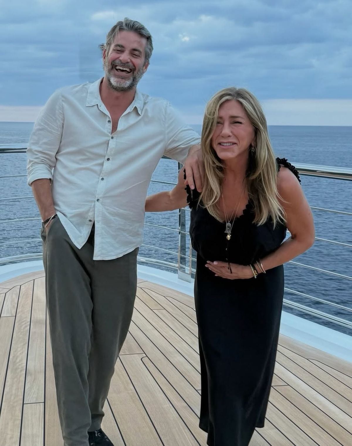 El hipnoterapeuta dijo que Aniston lo integró a un círculo íntimo que describió como una familia de mejores amigos (Instagram/@jimcurtis1)