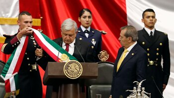 Al filo de las 11:30 López Obrador se colocó la banda presidencial. (Foto: AP)