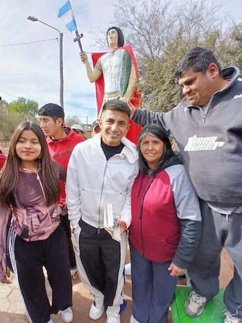 Thiago Almada visitó en San Juan santuarios de la Difunta Correa y San Expedito