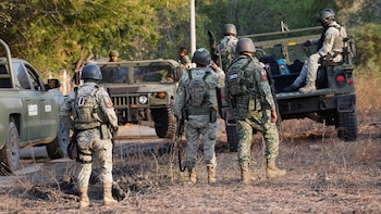 Cuatro jóvenes de 15, 17