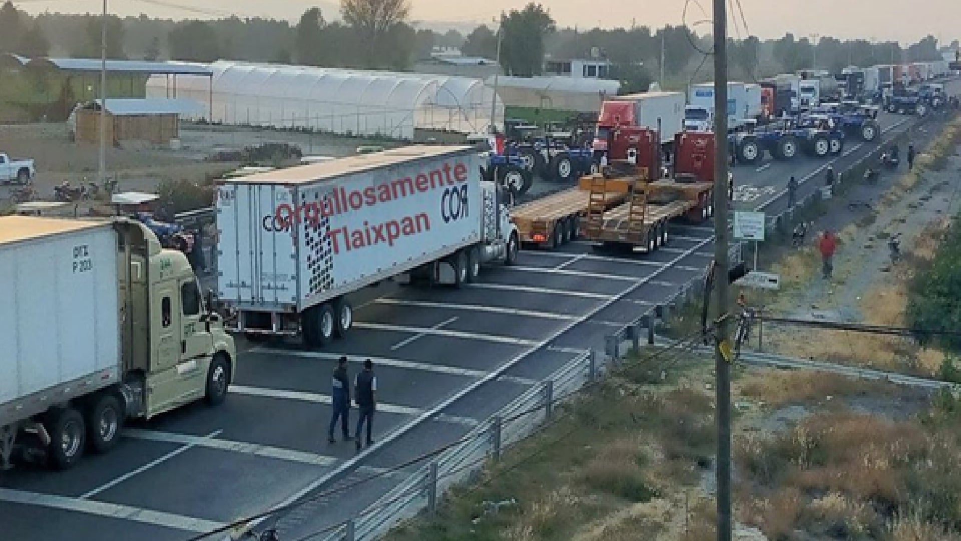 Campesinos y transportistas podrían llevar a cabo cierres carreteros de no llegar a acuerdos con SEGOB o SADER. (Especial)