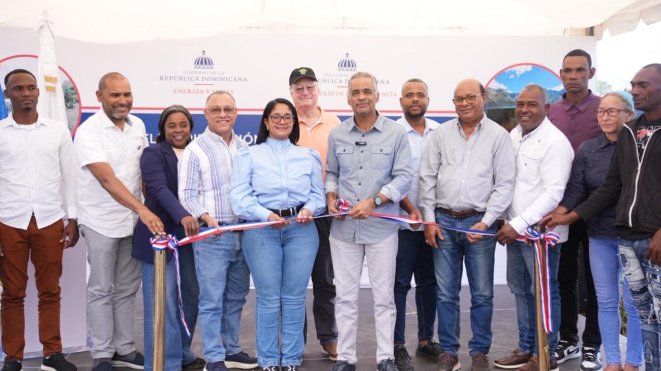 El desarrollo de estos proyectos obedece a una política pública que prioriza la reducción de desigualdades territoriales, como detalló el ministro de Energía y Minas, Joel Santos en el acto, acompañado por funcionarios del ministerio y autoridades municipales y provinciales. Foto cortesía Gobierno de RD.