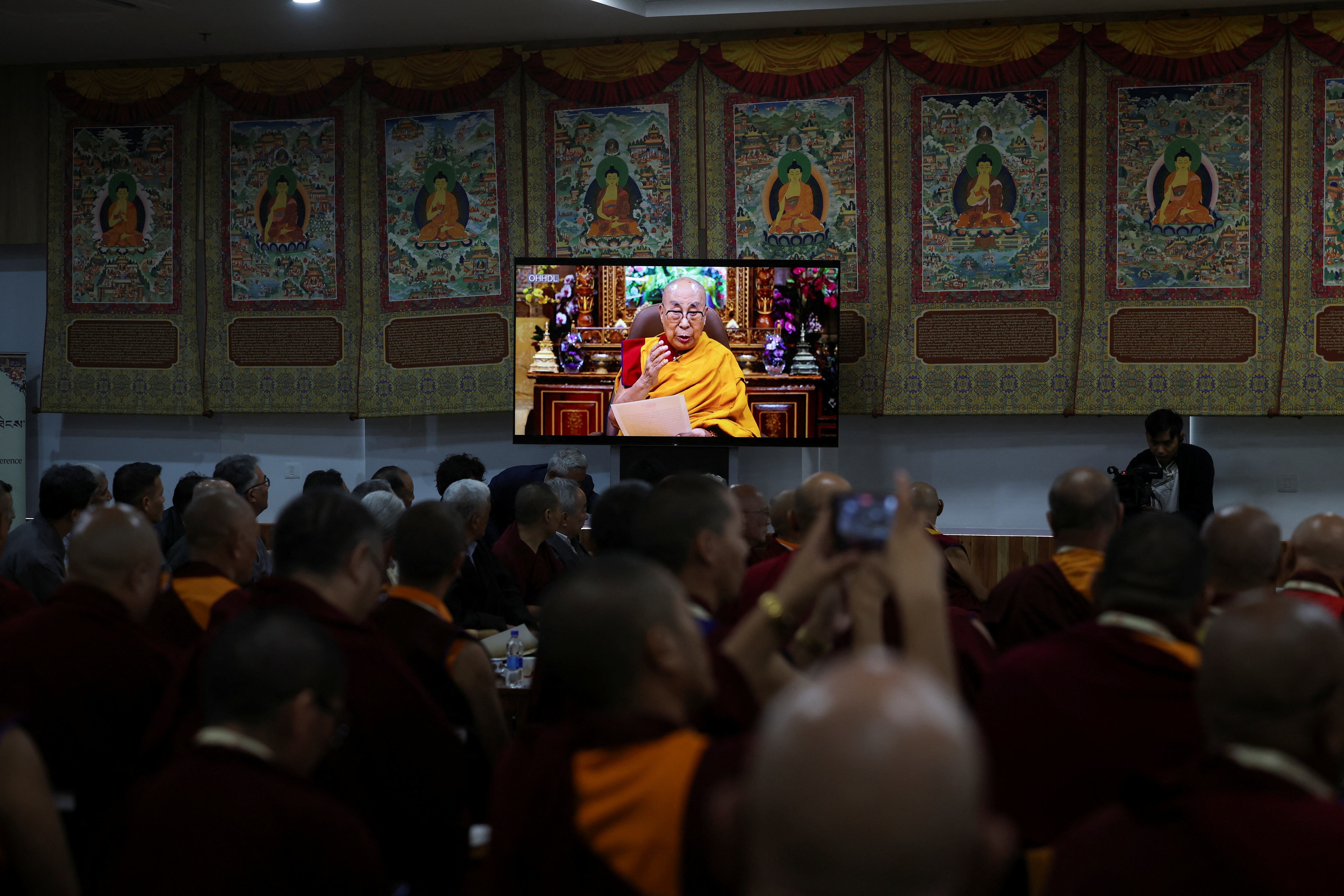 “Estoy afirmando que la institución del Dalai Lama continuará”, declaró en un mensaje en video transmitido al inicio de un encuentro de líderes religiosos en Dharamshala, la ciudad del Himalaya indio donde reside desde hace más de seis décadas (REUTERS/Anushree Fadnavis)