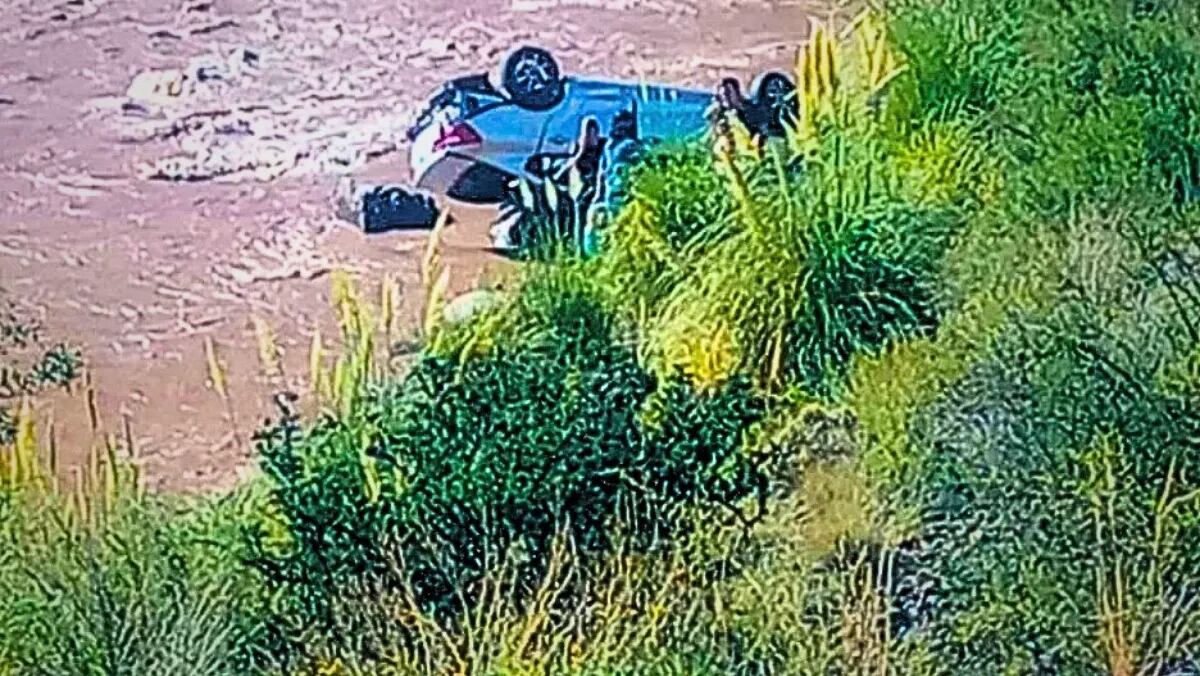 Un auto particular con cuatro ocupantes desbarrancó tras una pérdida de control (Foto: Diario Uno)