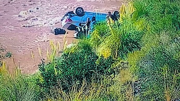 Un auto particular con cuatro