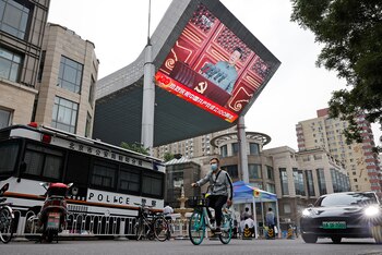 Un hombre pedalea frente a
