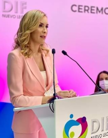 Adalina Dávalos, esposa de Jaime