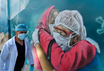 Fotografía de un mural que recuerda a personal sanitario, policías y militares fallecidos en la lucha contra el nuevo coronavirus, el 29 de octubre de 2020, en Cochabamba (Bolivia). EFE/Jorge Ábrego