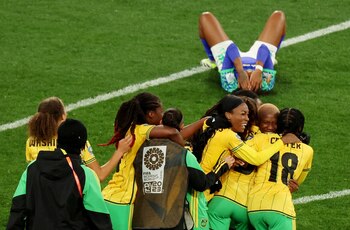 La selección de Jamaica celebrando la clasificación a octavos del Mundial Femenino luego de empatar 0-0 con Brasil y eliminarla. REUTERS/Asanka Brendon Ratnayake