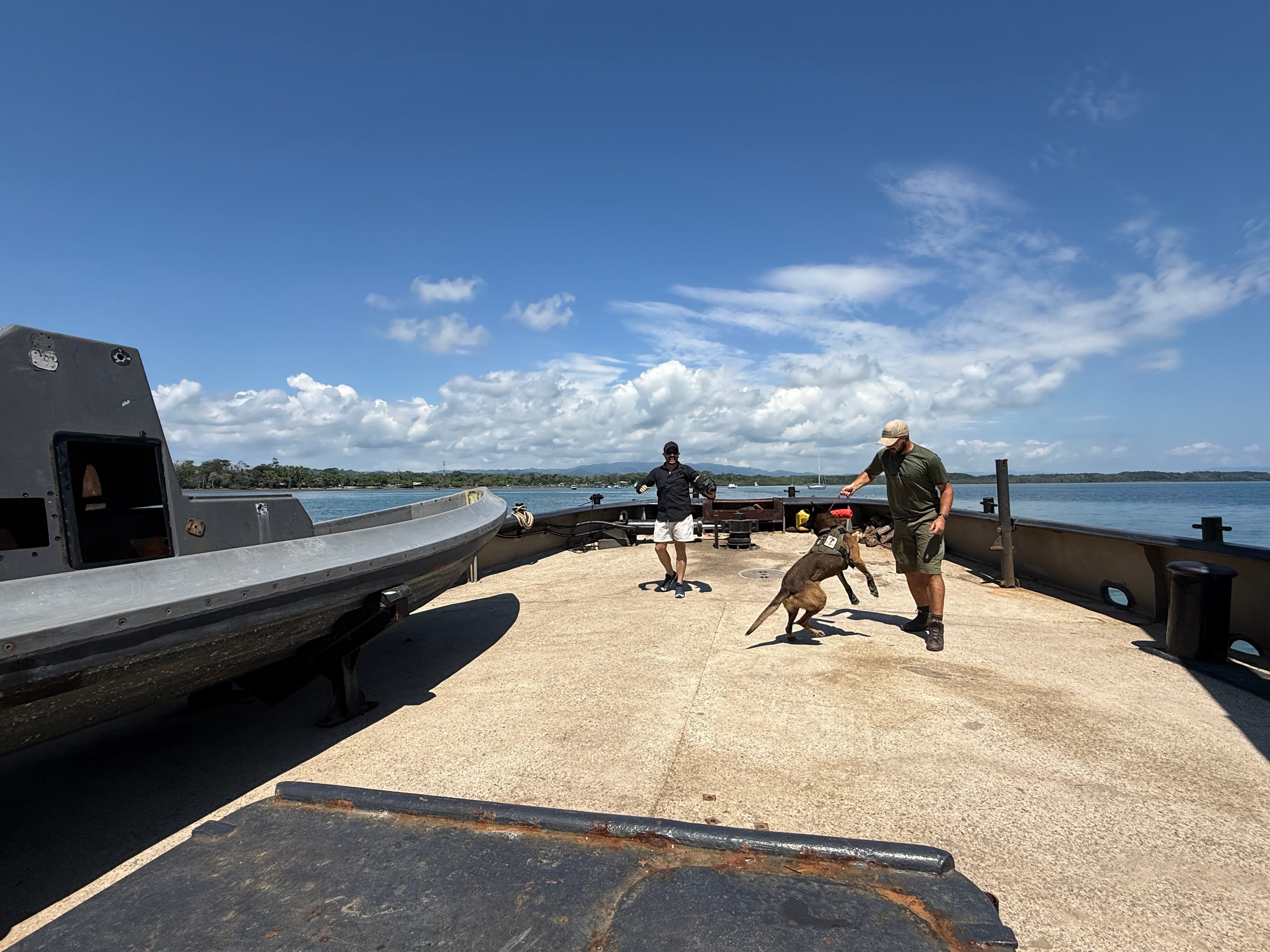 En la azotea del buque entrenan a Appa, el pastor belga que forma parte de la unidad K9 de la organización. Cortesía: Fabricio Quirós