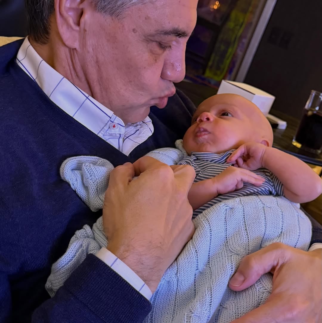 Jorge Macri sostiene con ternura al pequeño Vito, su hijo de María Belén Ludueña, en una imagen que acompaña la emotiva dedicatoria por su primer mes de vida