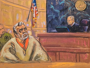 Foto de arquivo da artista Jane Rosenberg do juiz Brian Cogan (r) perante o traficante mexicano Ismael 'El Mayo' Zambada, no Tribunal Federal do Brooklyn, Nova York (NY, EUA). EFE/Jane Rosenberg