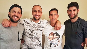 Pablo Prigioni junto a Nicolás