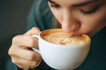 El café, consumido con moderación, es asociado con beneficios para la salud. (AdobeStock)