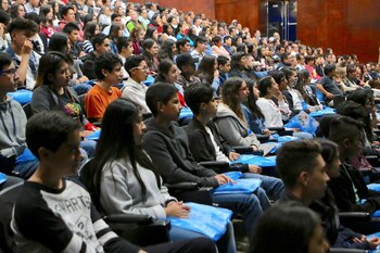 Alumnos están en incertidumbre por