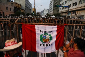 Una bandera de Perú durante