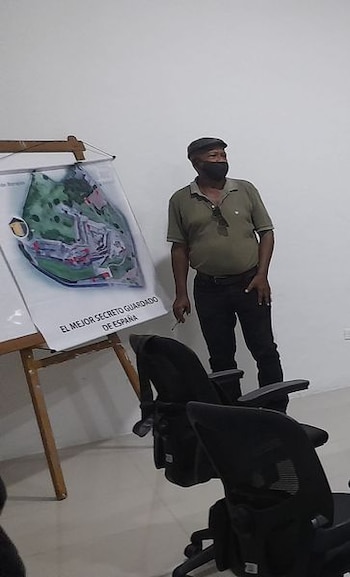 Dilson de la Rosa explicando un mapa de Cartagena.
