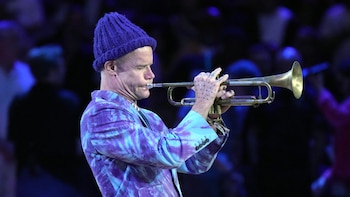 “No me importa fracasar”, la filosofía con la que Flea volvió a la trompeta a los 63 años