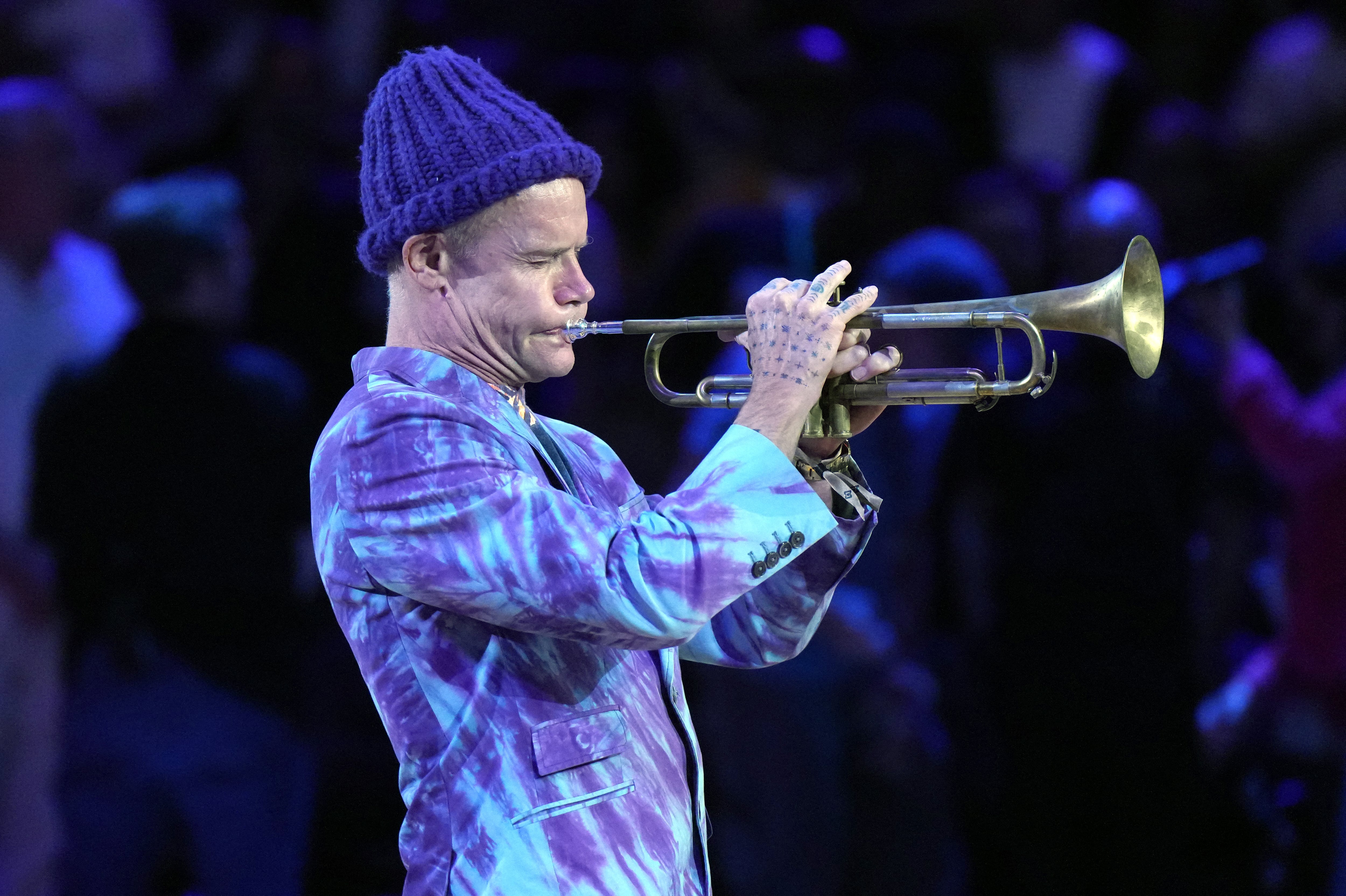Flea recordó que la trompeta fue su primer instrumento y el punto de partida de su formación musical, bajo la influencia del jazz que marcó su infancia (REUTERS)