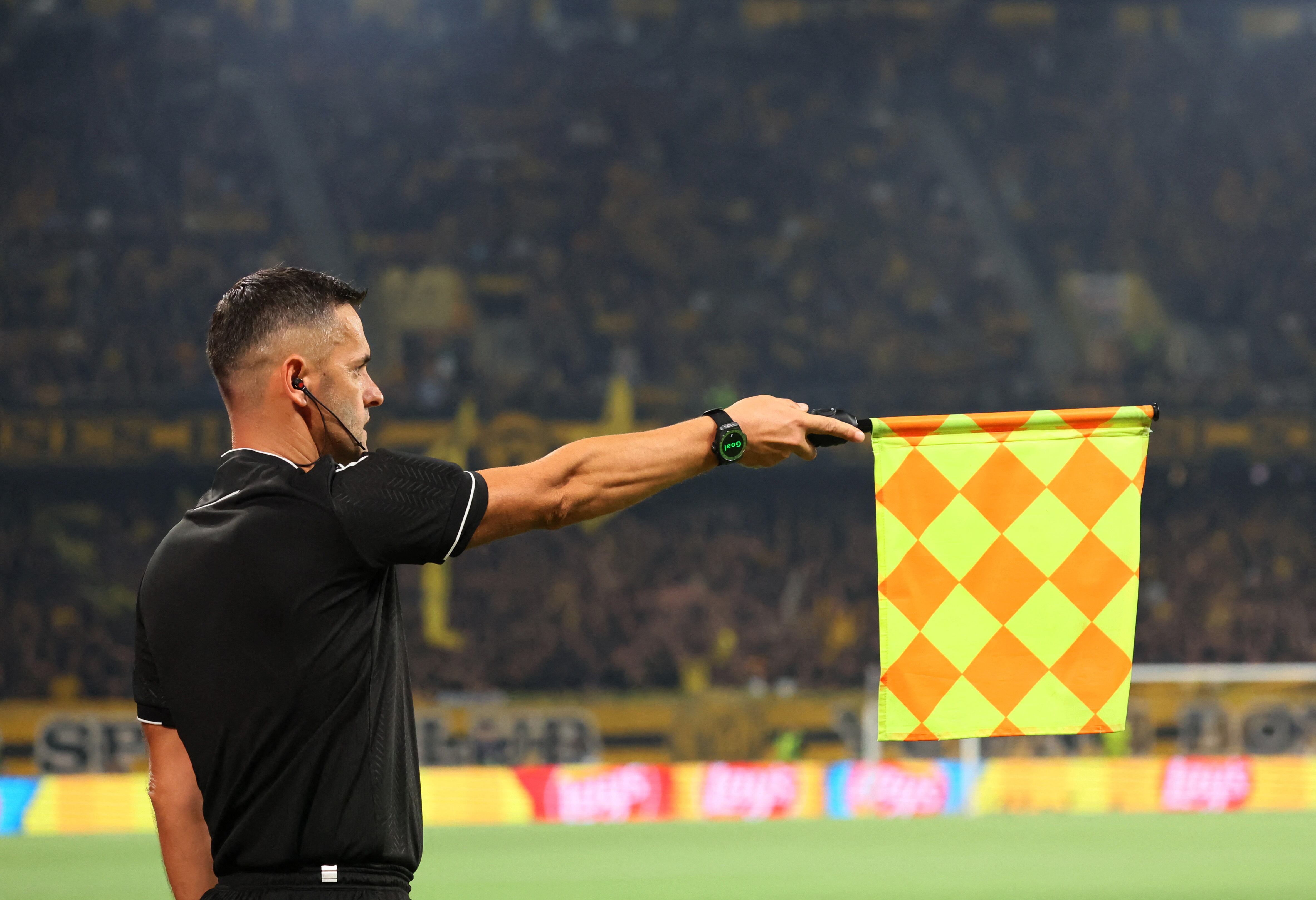 La Premier League canadiense implementará cambios en la sanción del fuera de juego (REUTERS/Denis Balibouse)