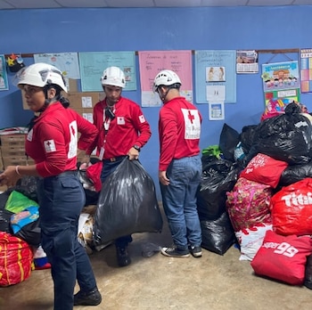 Voluntarios de la Cruz Roja laboran en llevar una ayuda efectiva a las personas que así lo requieran. (Cruz Roja)
