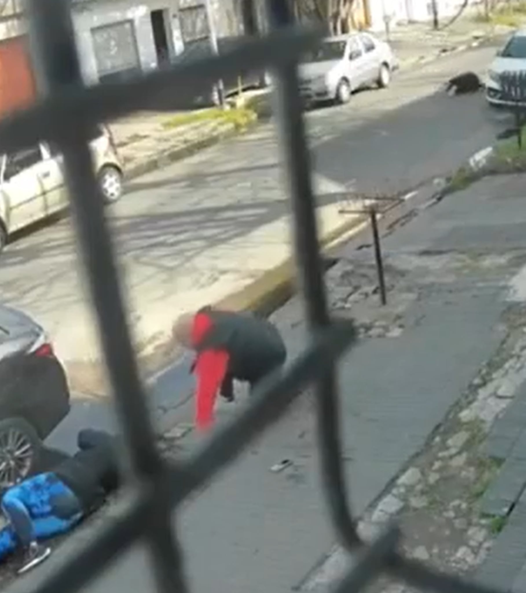 El hombre era un agente de policía retirado y utilizó su arma para disparar a uno de los delincuentes
