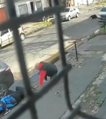 El hombre era un agente de policía retirado y utilizó su arma para disparar a uno de los delincuentes