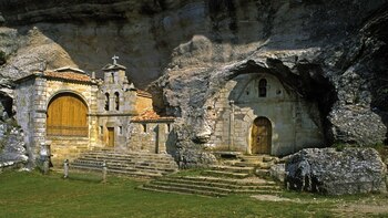 La ciudad de las cuevas: un enclave único con 110 kilómetros de laberintos subterráneos y una ermita en la montaña