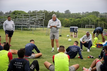 El entrenador del Club Albion, Darlyn Gayol (c), dirige una práctica el 16 de noviembre de 2021 en Montevideo (Uruguay). Fundado hace 130 años e integrante del Club de los Pioneros, el uruguayo Albion hizo historia en 2021 al consagrarse campeón de la Segunda División, hecho que lo llevará a jugar en el círculo de privilegio por primera vez desde que en 1932 se instauró el profesionalismo en el fútbol local. EFE/Raúl Martínez