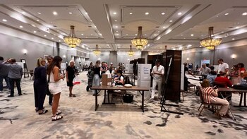 Fila de argentinos esperando para