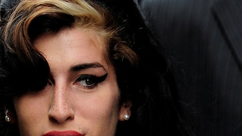 El padre de Amy Winehouse perdió un juico por la subasta de objetos de la artista
