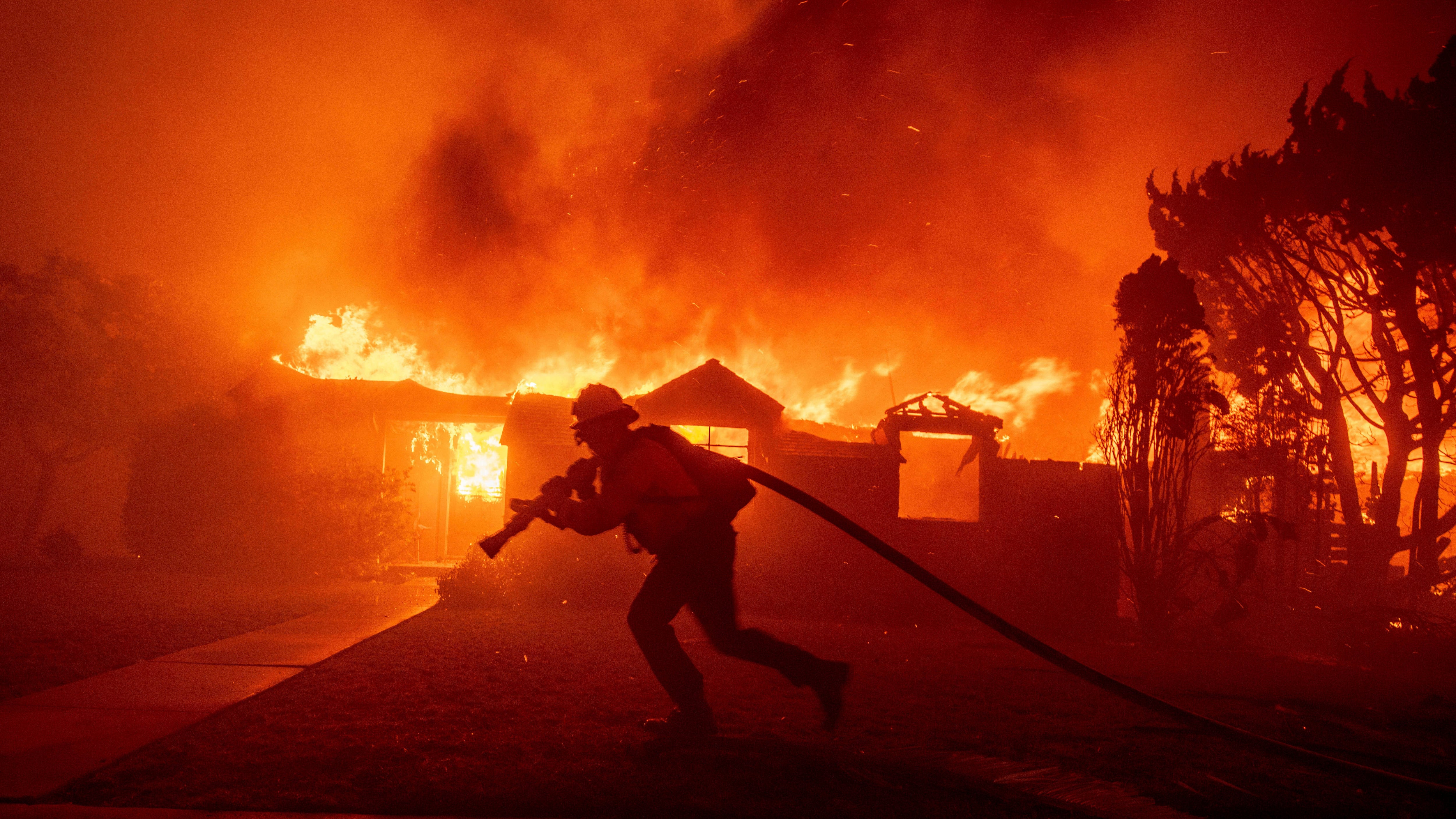 La reconstrucción en Pacific Palisades avanza con lentitud, ya que solo 17 viviendas habían sido certificadas entre más de 450 proyectos de construcción tras el incendio Palisades (Foto AP/Ethan Swope)