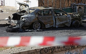 Una vista muestra un automóvil quemado cerca de un edificio residencial después de un bombardeo en Belgorod, Rusia (REUTERS/Stringer)