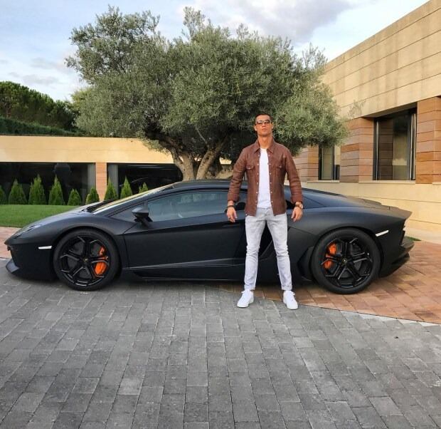 Cristiano Ronaldo con uno de sus autos de lujo. El portugués confesó tener alrededor de 40