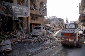 Un vehículo cubierto de escombros