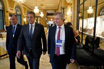 Massa ingresó al Alvear escoltado