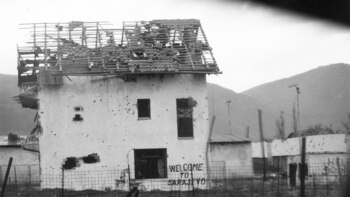 2nd October 1993: A damaged building, with graffiti saying 'Welcome to Sarajevo', on the airport road entering Sarajevo strip in the former Yugoslavia. (Photo by Kevin Weaver/Getty Images)