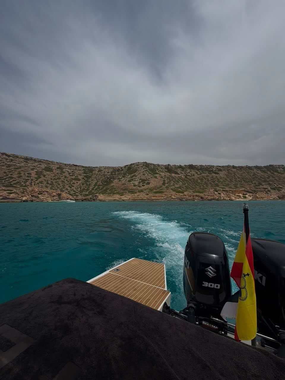 Una embarcación navega por las aguas turquesas de Mallorca
