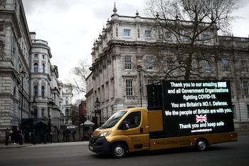 Una camioneta con un mensaje