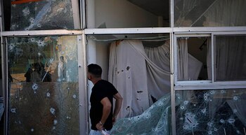 Un hombre examina los daños