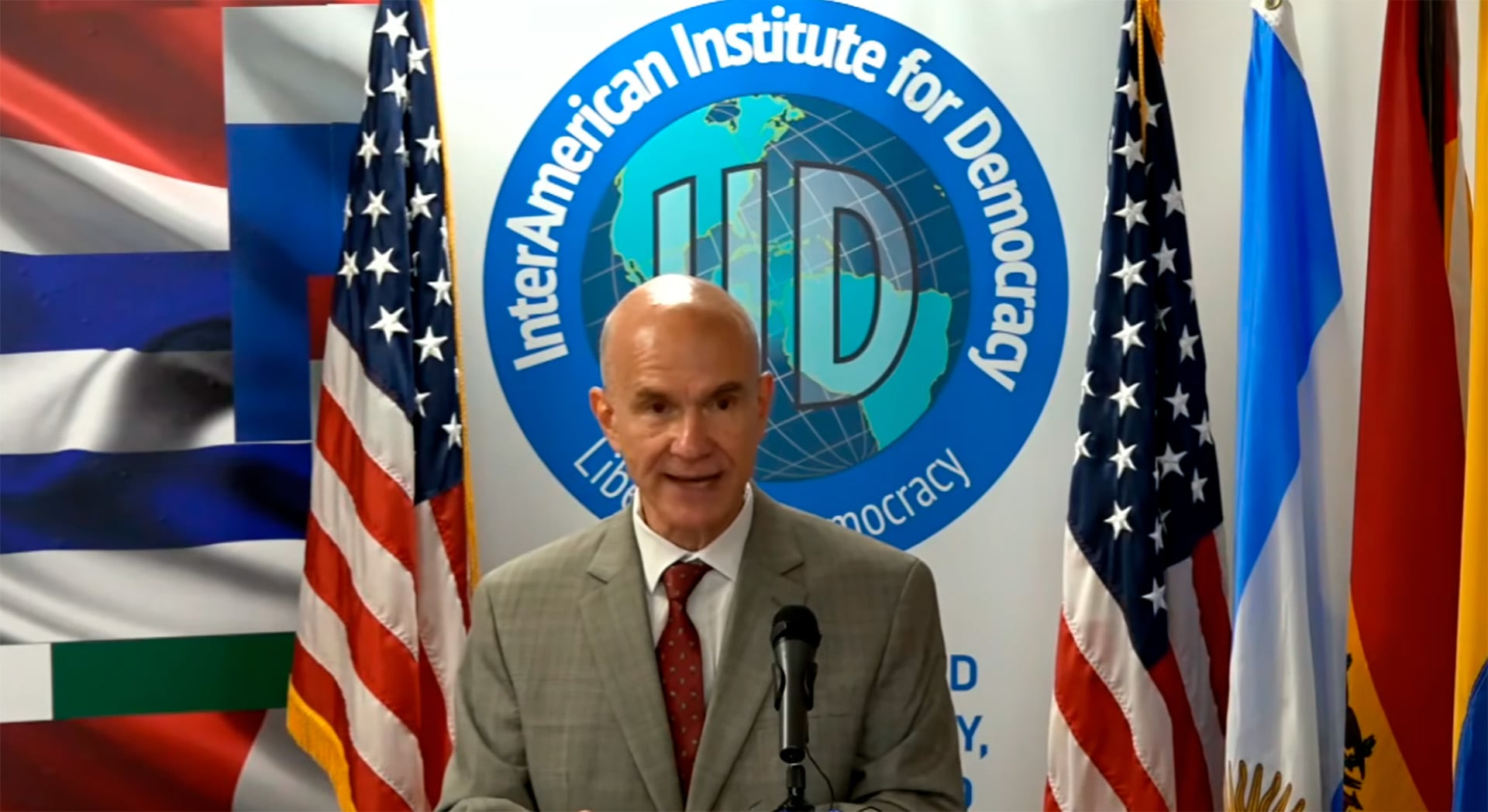 El Interamerican Institute for Democracy incorpora a Robert Evan Ellis como miembro de su Directorio en una sesión de honor