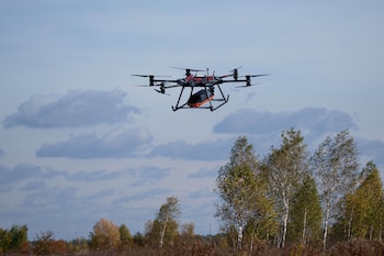 El dron StarGate, fabricado por la empresa SkyFall y equipado con un módulo médico, vuela durante una demostración en un lugar no revelado de Ucrania, el miércoles 14 de octubre de 2026 (AP/Evgeniy Maloletka)