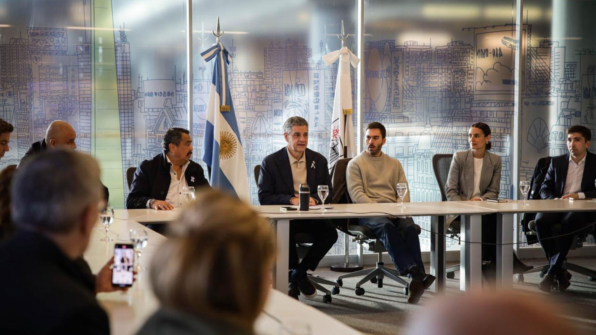 Jorge Macri hizo los anuncios junto a representantes del Sindicato de taxistas y las empresas de aplicaciones